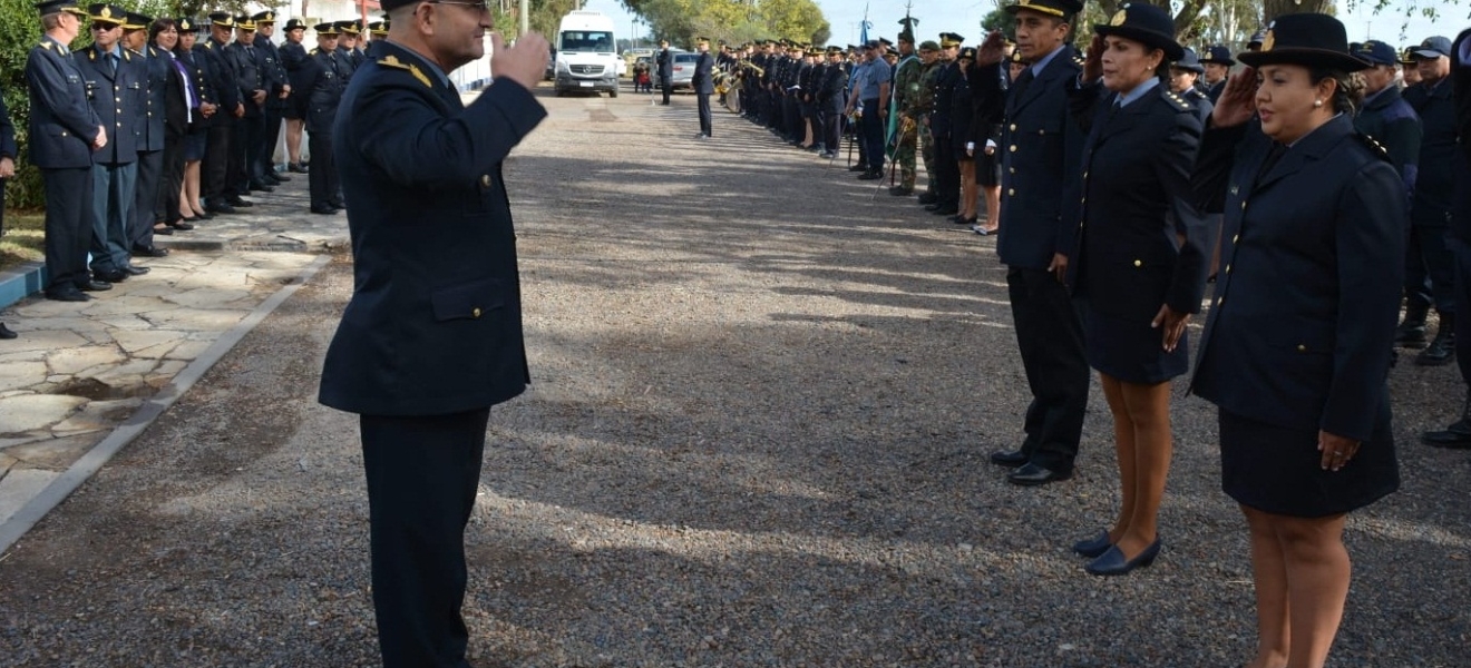 Viedma: nuevas jerarquías en el acto de entrega de atributos de la Policía