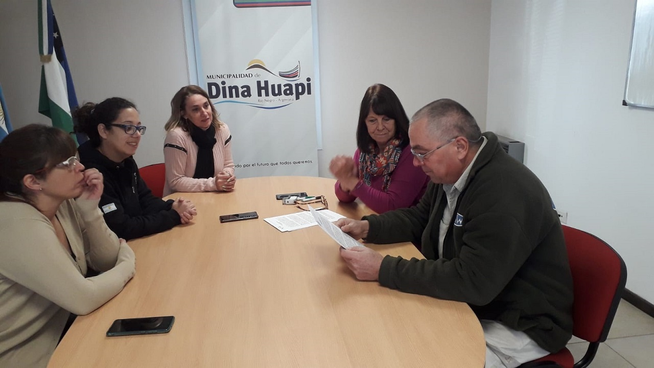 Más de 150 vecinos de Dina Huapi recibirán leña del Plan Calor municipal