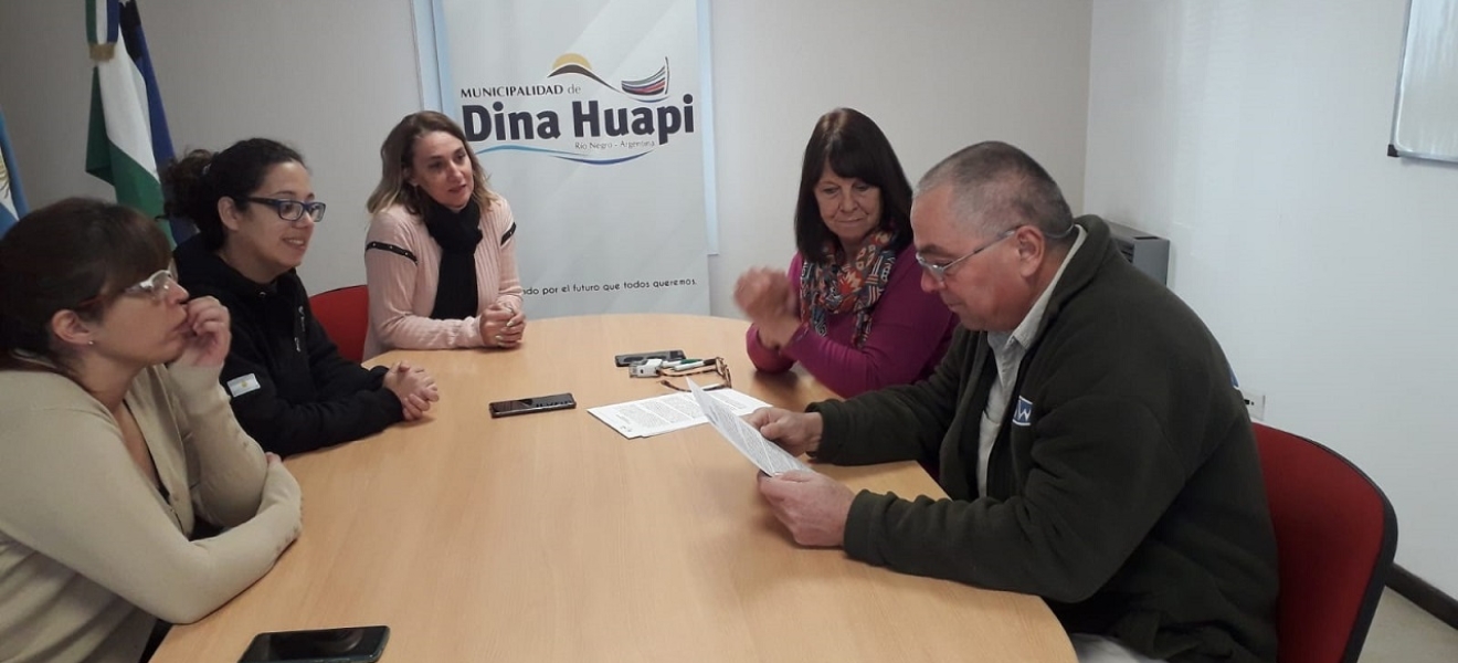 Más de 150 vecinos de Dina Huapi recibirán leña del Plan Calor municipal