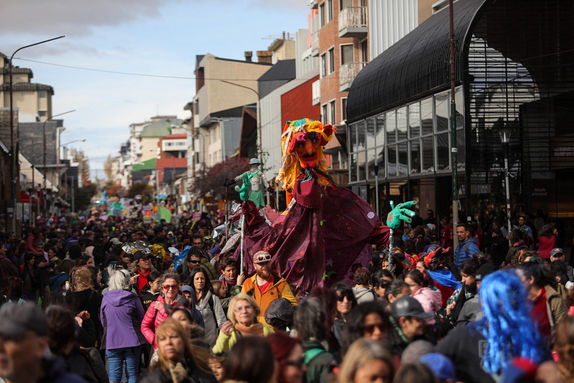 Gran colorido y ritmo en el Desfile de Gigantes en Bariloche