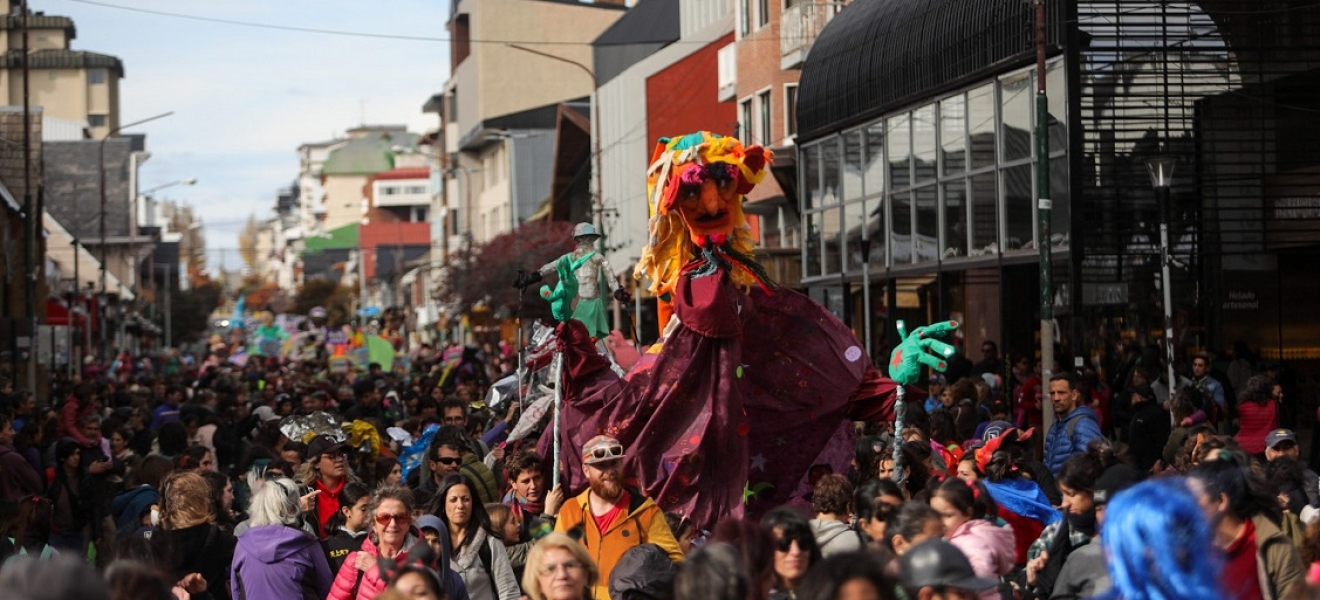 Gran colorido y ritmo en el Desfile de Gigantes en Bariloche