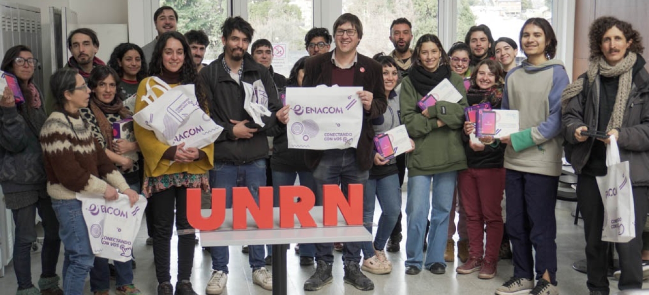 Entrega de tablets a estudiantes de Bariloche y El Bolsón de la UNRN