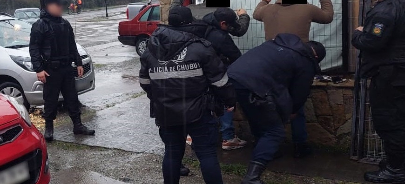 Chubut: fueron detenidos en Lago Puelo tras robar un vehículo en Villa La Angostura