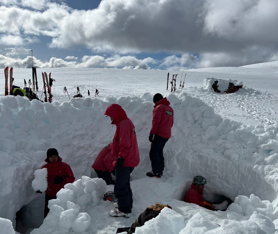 Brigadistas del Nahuel Huapi se capacitaron en actividades invernales de montaña