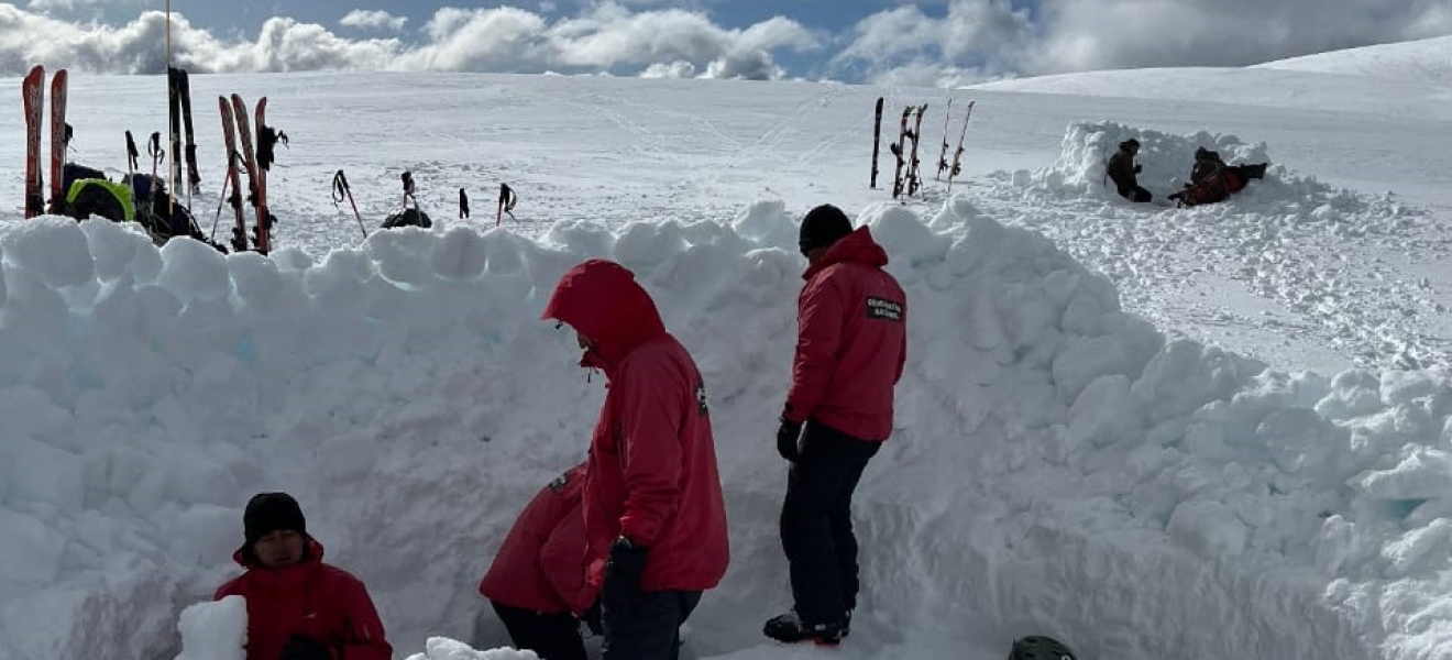 Brigadistas del Nahuel Huapi se capacitaron en actividades invernales de montaña