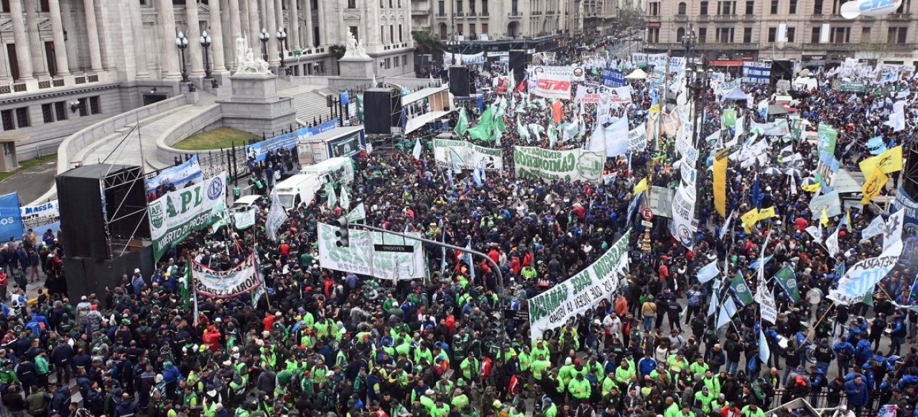(((video))) El movimiento obrero marchó al Congreso en apoyo a la eliminación del impuesto a las Ganancias