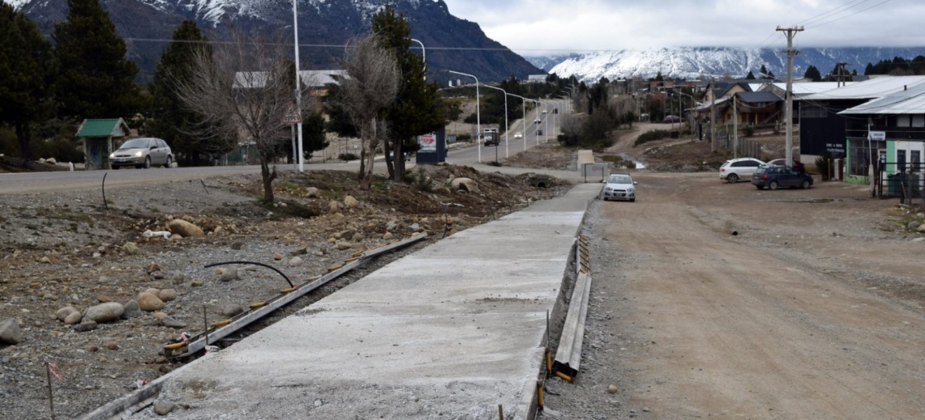 Municipio de Bariloche construye nueva senda en la colectora norte de Juan Herman