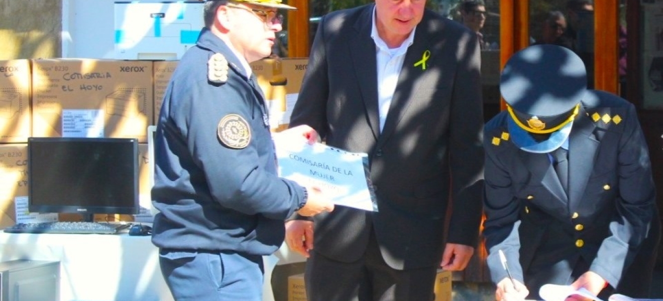 Chubut entregó equipamiento tecnológico a dependencias policiales de la Comarca Andina