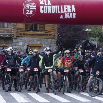 Con 200 ciclistas, largó en Bariloche la competencia de ciclismo que atraviesa la Patagonia
