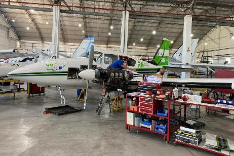 Con tareas de mantenimiento, el avión rionegrino continúa garantizando la operatividad sanitaria