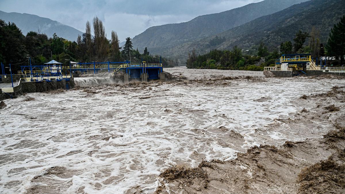 Chile: hay más de 3.300 personas aisladas por un temporal de lluvias torrenciales