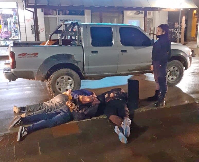 Bariloche: sustrajeron 2 cubiertas a un auto estacionado y fueron detenidos
