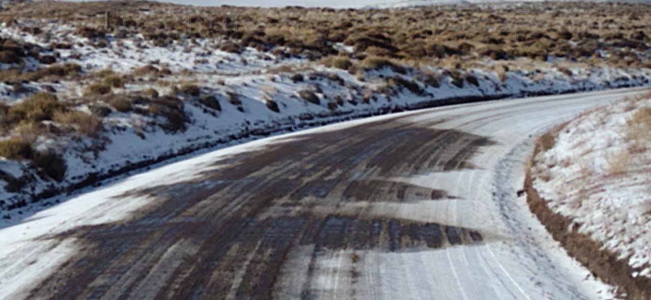 Ruta Nacional 23: por acumulación de barro se circula por un nuevo desvío en la zona de Perito Moreno