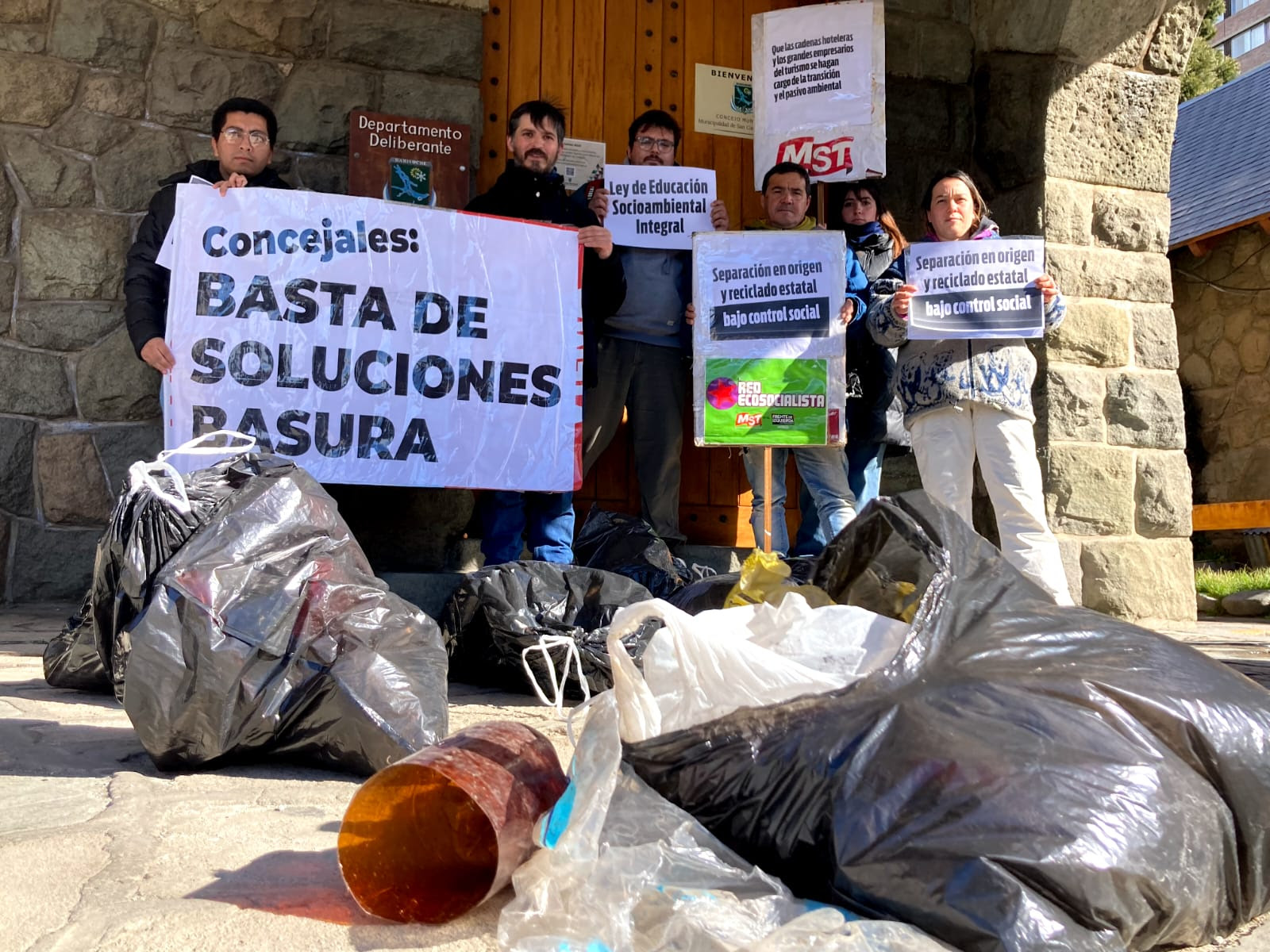 Concejales, basta de soluciones basura fue el reclamo de la Izquierda en Bariloche