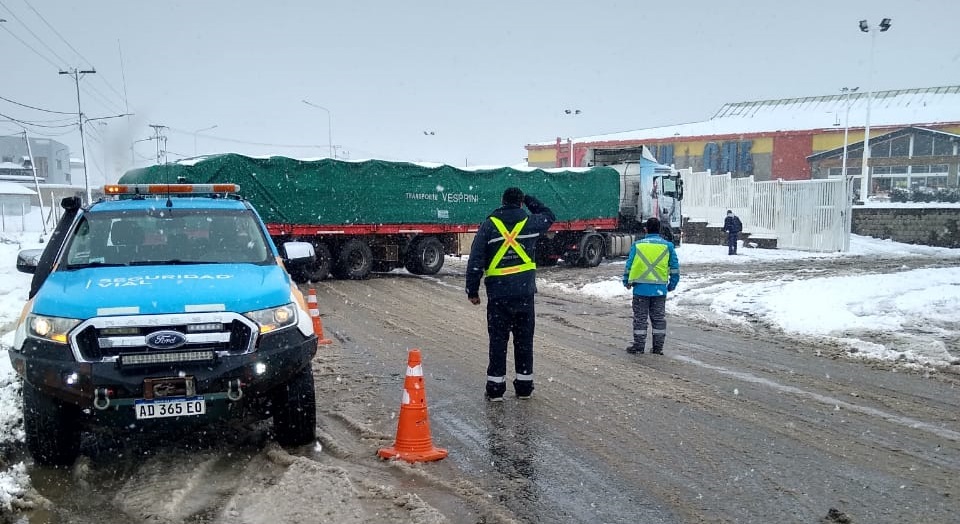 Temporal de nieve: Bariloche y la ANSV trabajaron en el ordenamiento vehicular