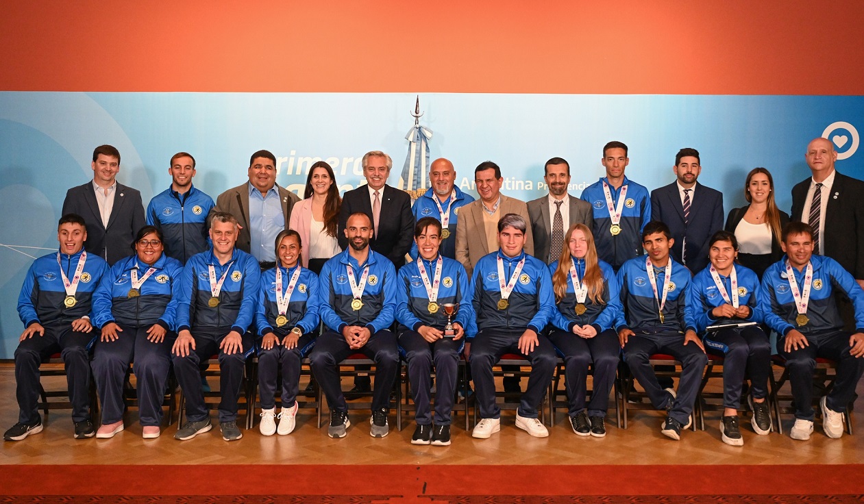 El presidente recibió a los seleccionados campeones del mundo, Las Murciélagas y Los Murciélagos