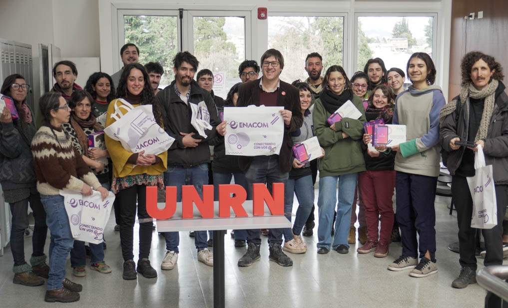 Entrega de tablets a estudiantes de Bariloche y El Bolsón de la UNRN