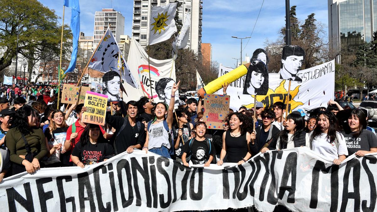 (((video))) A 47 años de La Noche de Lápices, estudiantes marcharon en defensa de la democracia