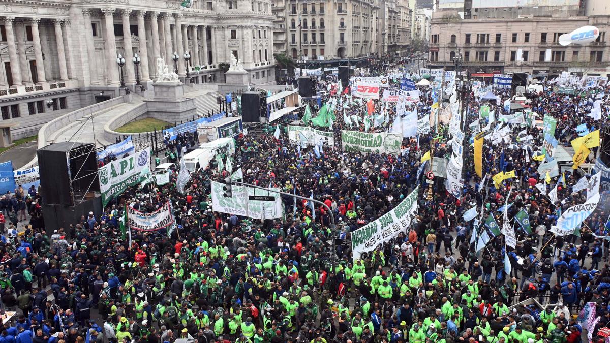 (((video))) El movimiento obrero marchó al Congreso en apoyo a la eliminación del impuesto a las Ganancias