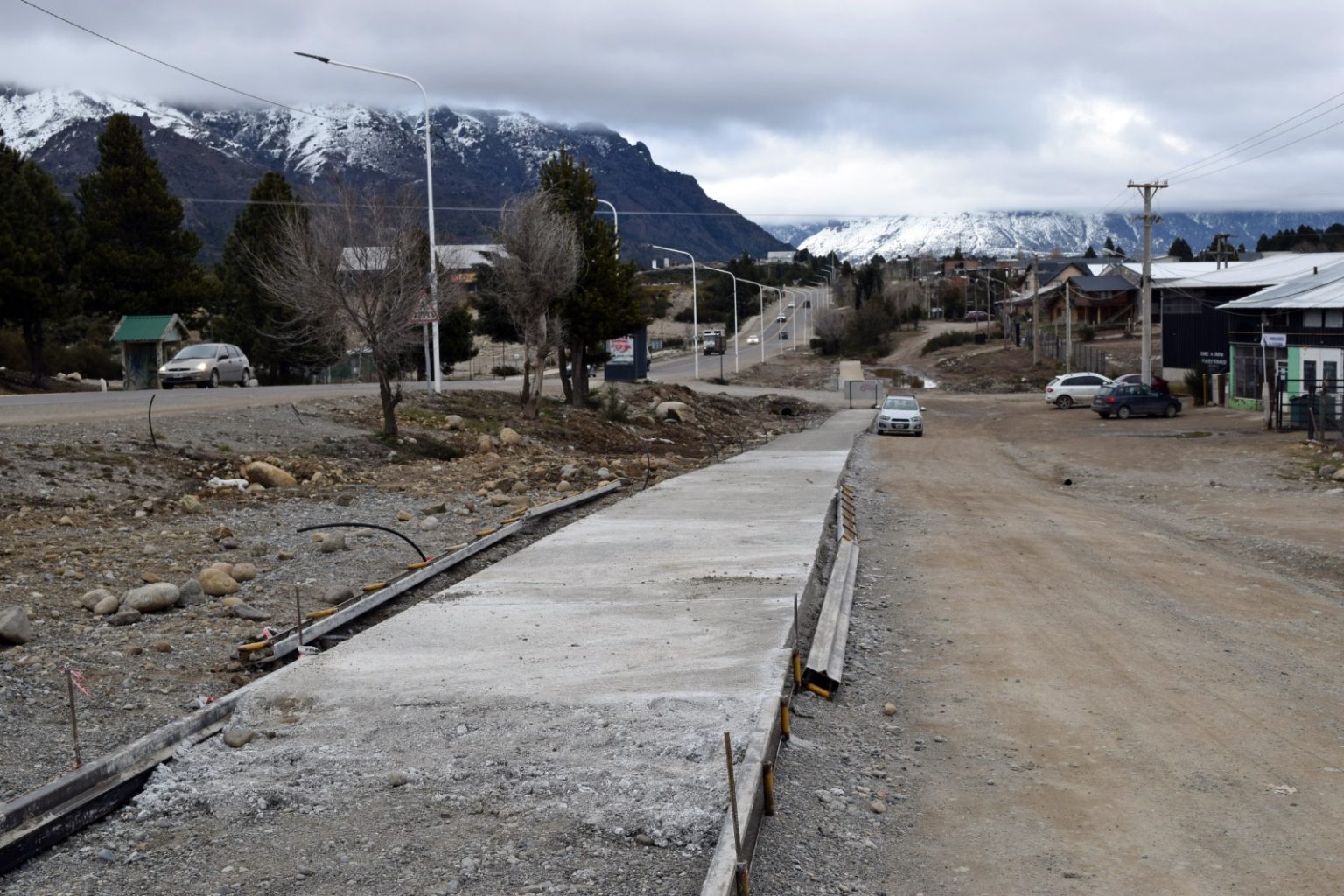 Municipio de Bariloche construye nueva senda en la colectora norte de Juan Herman