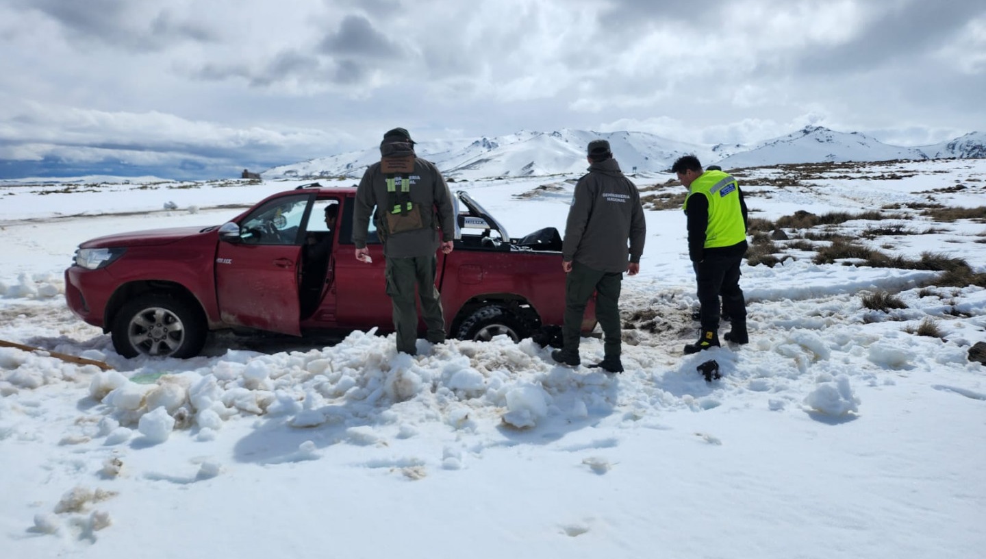Rescataron a una familia varada en medio de la nieve