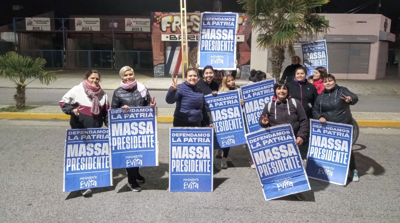 Masiva pegatina de Massa presidente en Río Negro
