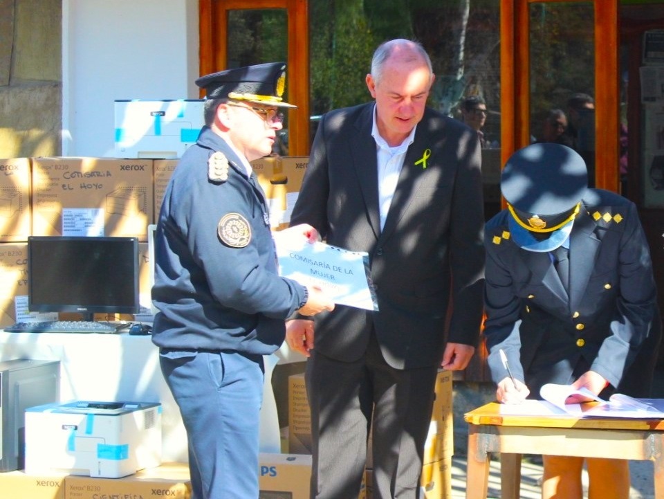 Chubut entregó equipamiento tecnológico a dependencias policiales de la Comarca Andina