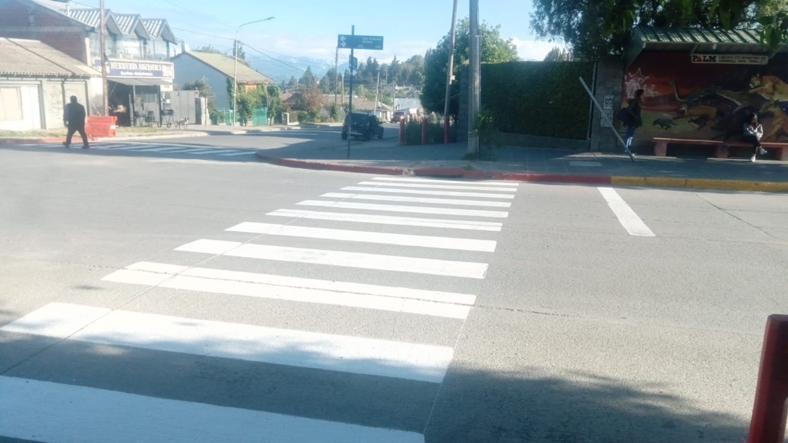 Precaución por trabajos de demarcación de sendas peatonales en Bariloche