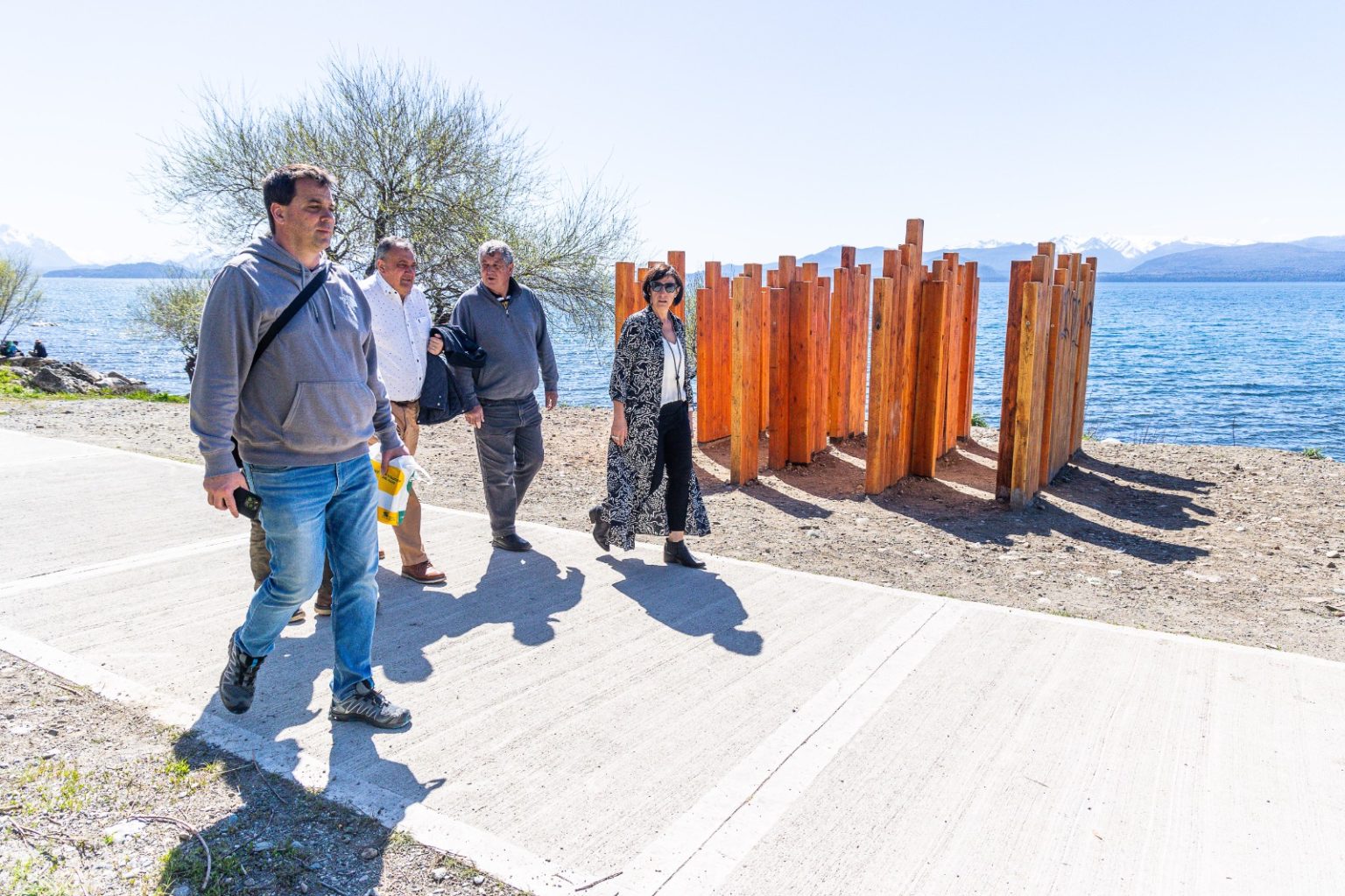 Residentes y turistas ya disfrutan de un nuevo paseo en la costa del lago de Bariloche