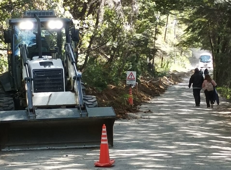 Maquinarias trabajando en el camino a Seccional Gutiérrez