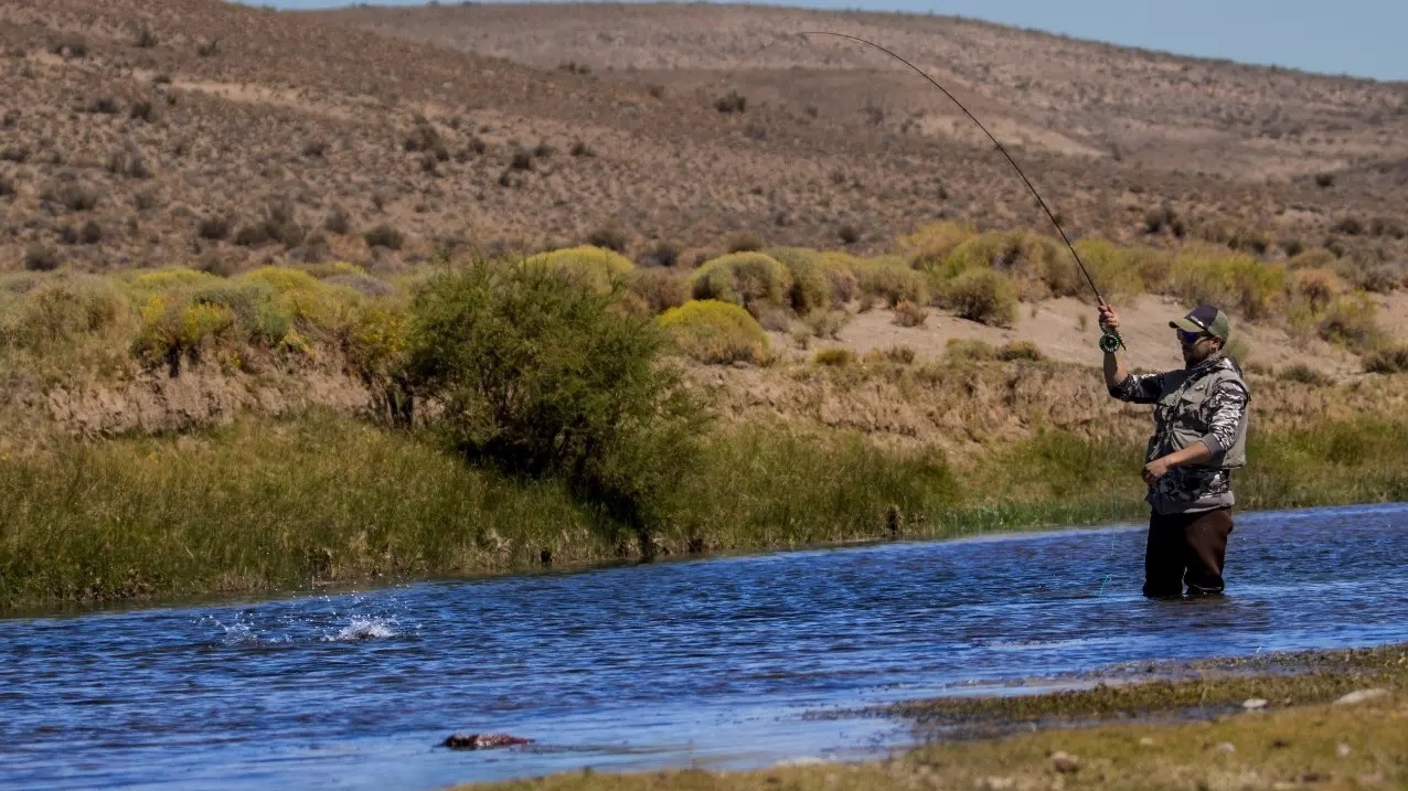 Ya se encuentran a la venta los permisos de pesca en la Patagonia 2023-2024