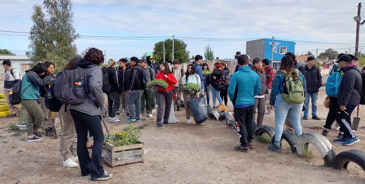 Estudiantes compartieron una jornada de trabajo en la Huerta UTEP de Viedma
