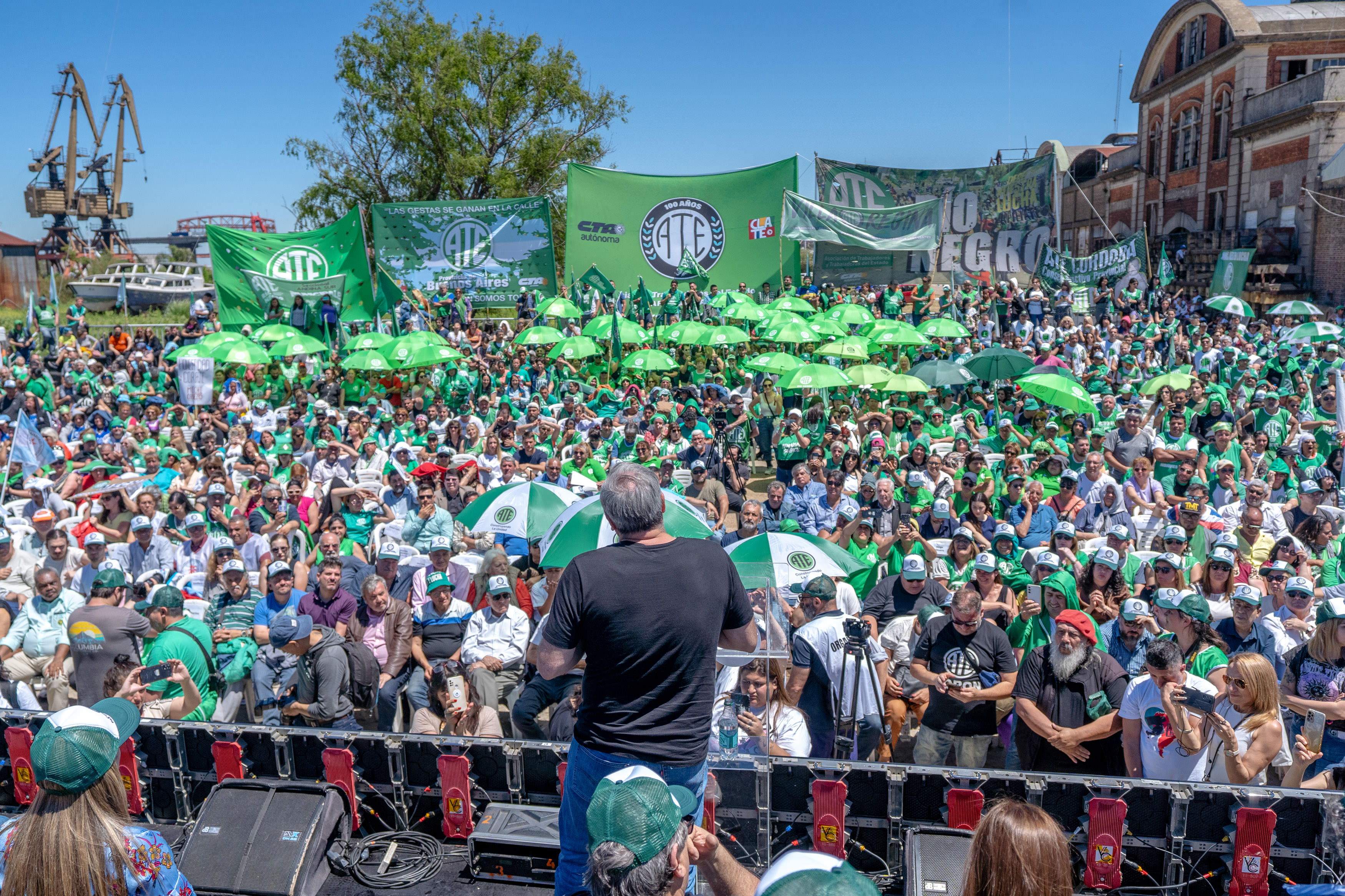 Aguiar asumió en ATE Nacional y miles de rionegrinos se movilizaron a verlo