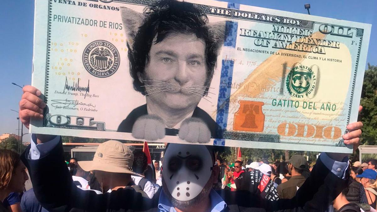 Más de cien economistas de todo el mundo advierten sobre el peligro de Milei