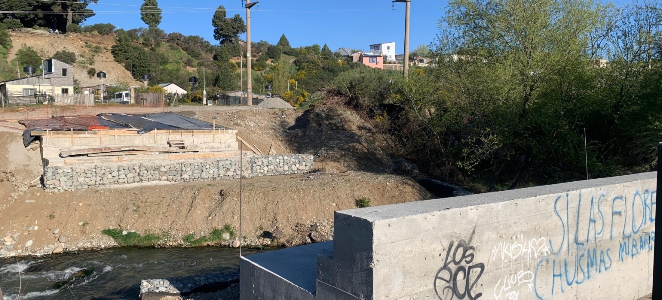 Bariloche: Continúa la obra del nuevo puente sobre el arroyo Ñireco