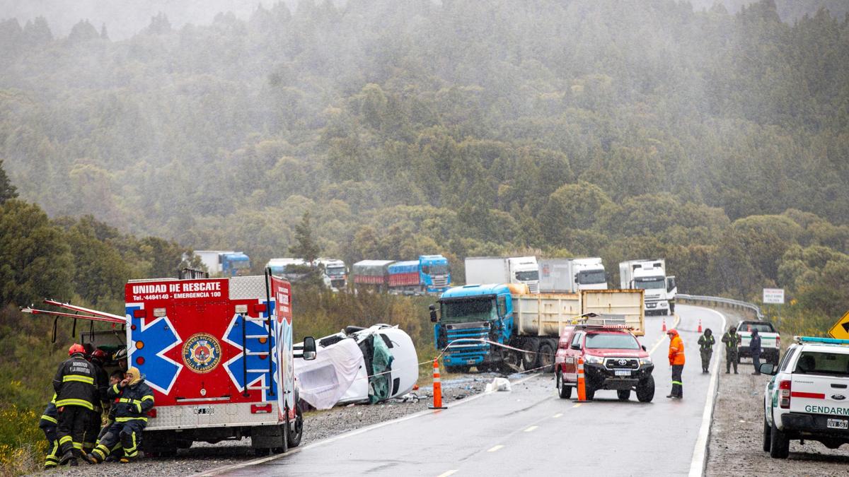 Seis muertos tras un choque entre un camión y una combi en la ruta 40 camino a Villa La Angostura