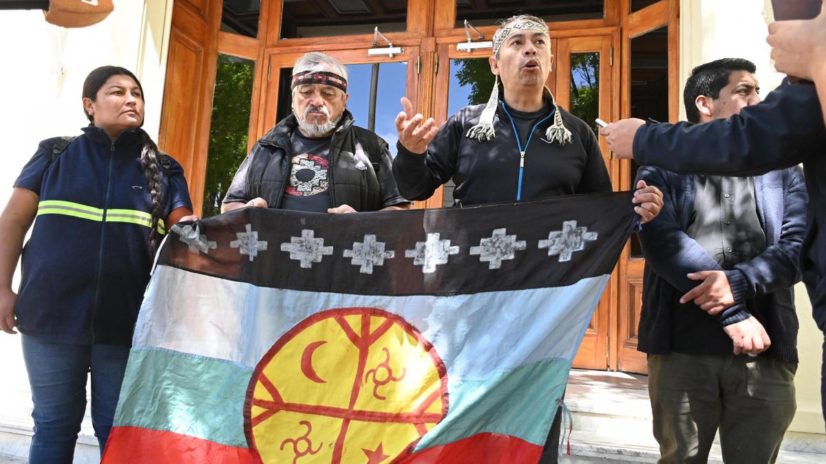(((video))) Mapuche protestan por cambios en las leyes de tierras y mineras en Río Negro