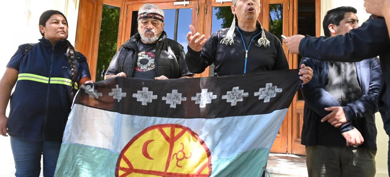 (((video))) Mapuche protestan por cambios en las leyes de tierras y mineras en Río Negro