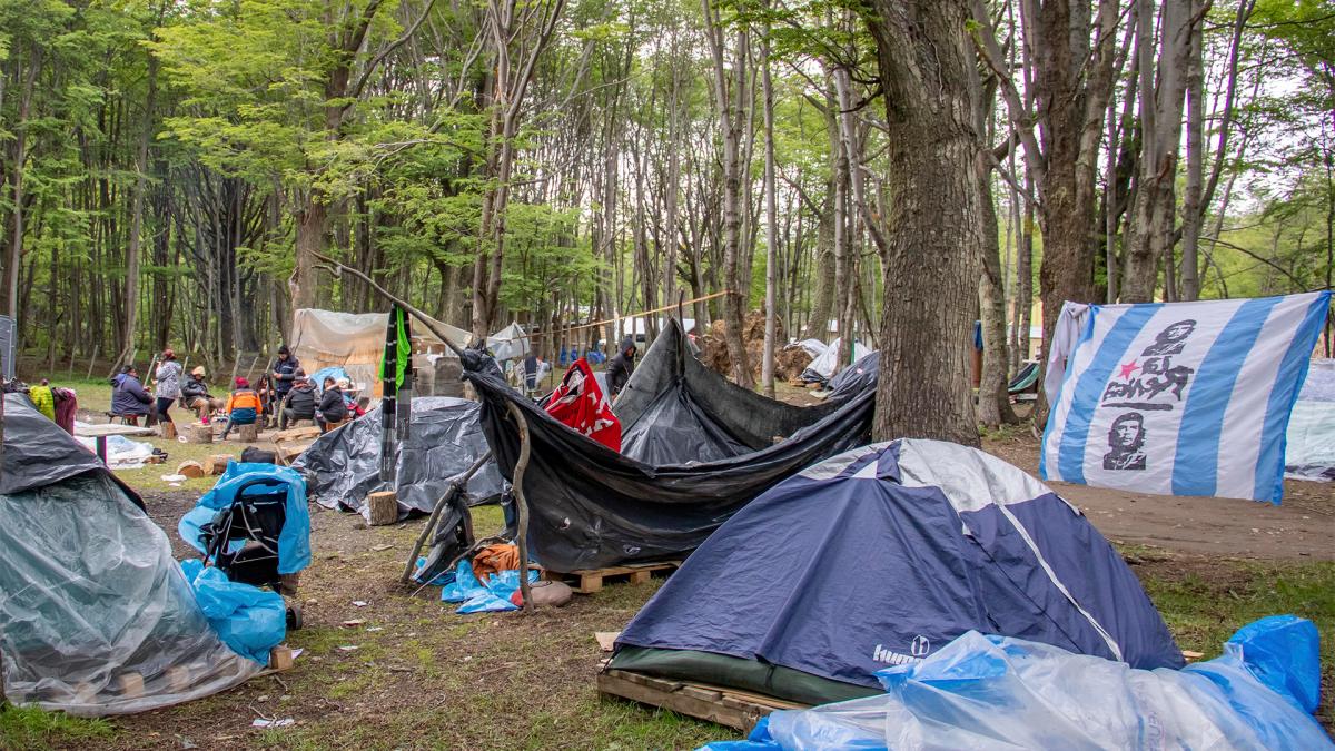 En moto, micro y hasta en balsa, la aventura de los fans de La Renga para llegar a Ushuaia