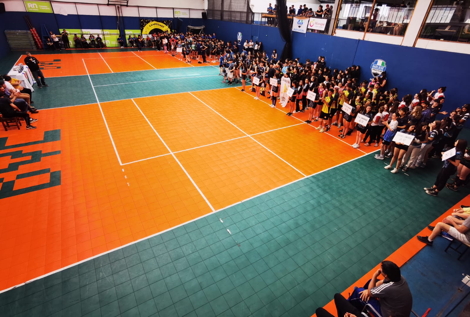 Bariloche: Con el desfile inaugural arrancaron las finales provinciales de vóley Sub 14