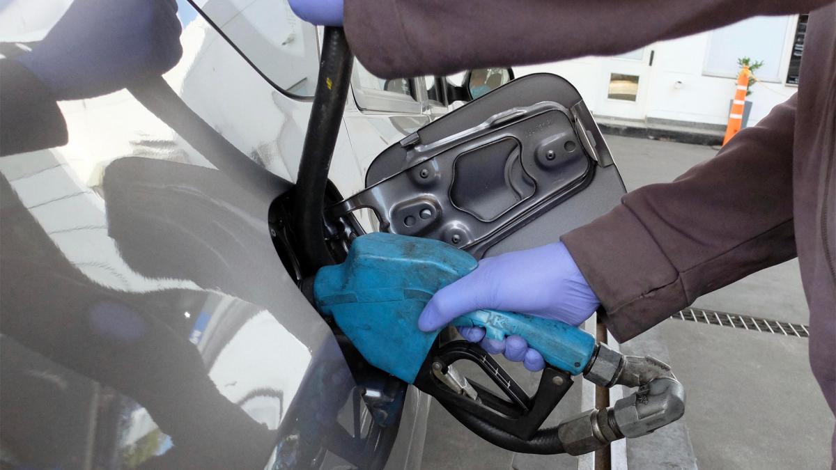Cuáles son los nuevos aumentos de los combustibles de YPF en todo el país