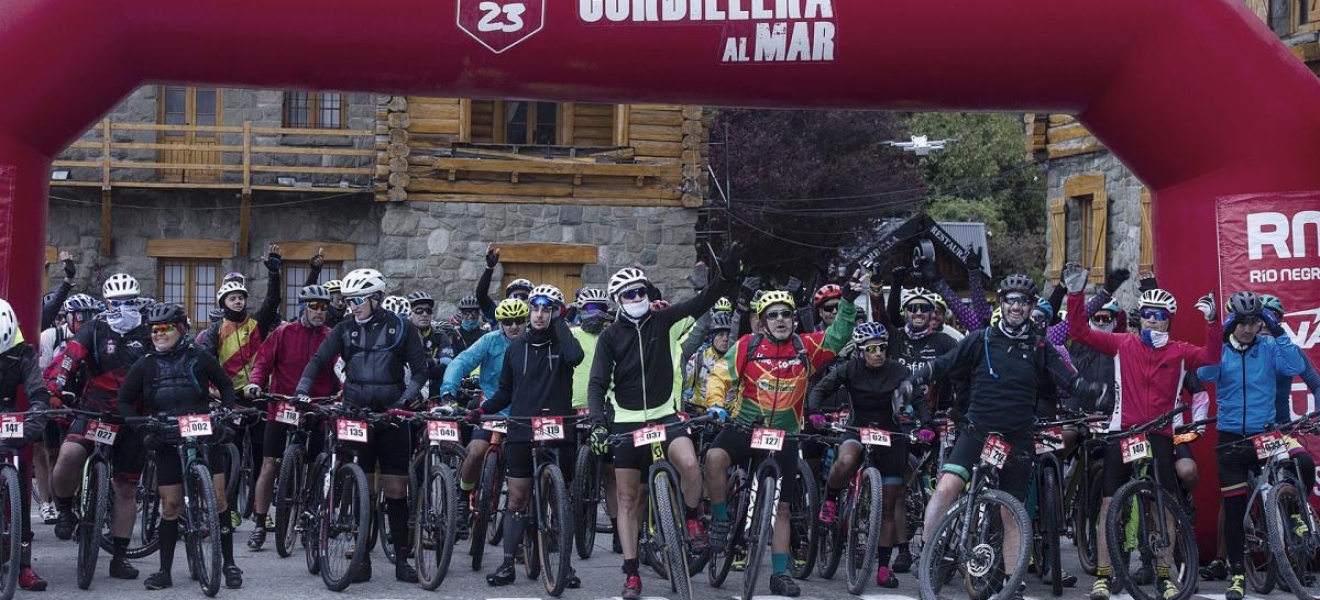 Con 200 ciclistas, largó en Bariloche la competencia de ciclismo que atraviesa la Patagonia