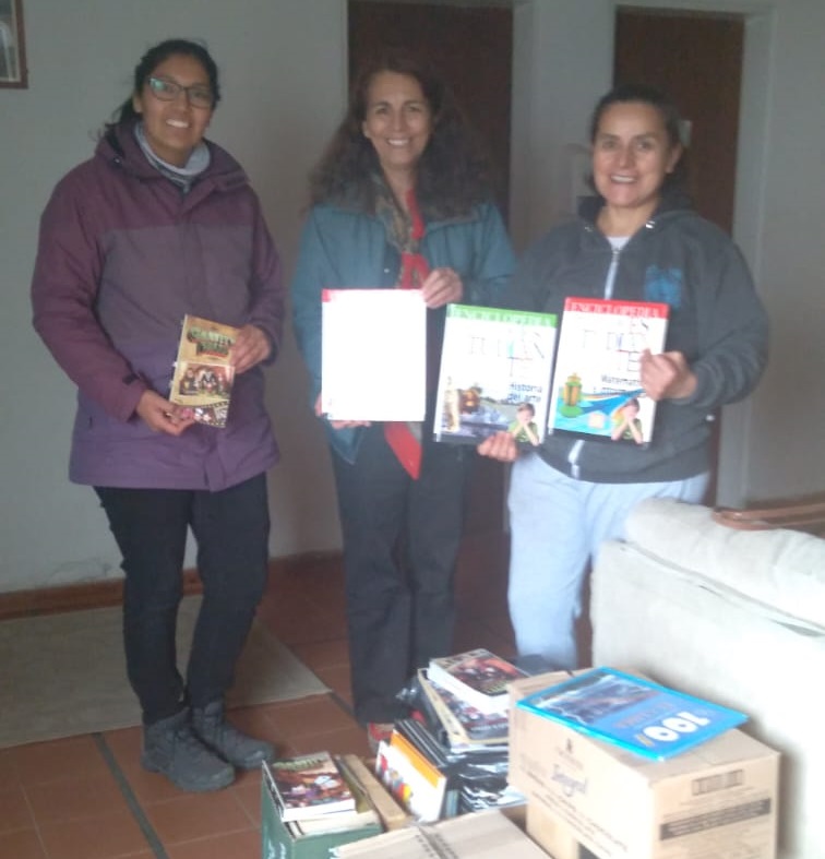 Bariloche: la Biblioteca Popular Sarmiento donó libros al hogar OPJ
