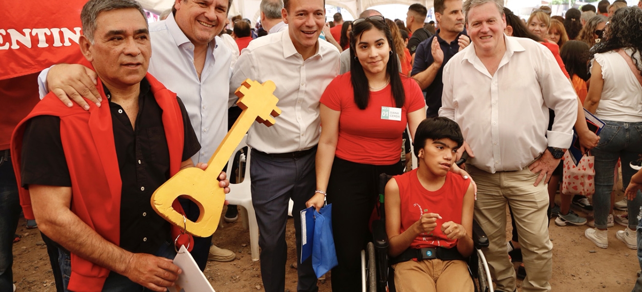 El gobernador de Neuquén entregó 53 viviendas de programa Casa Propia