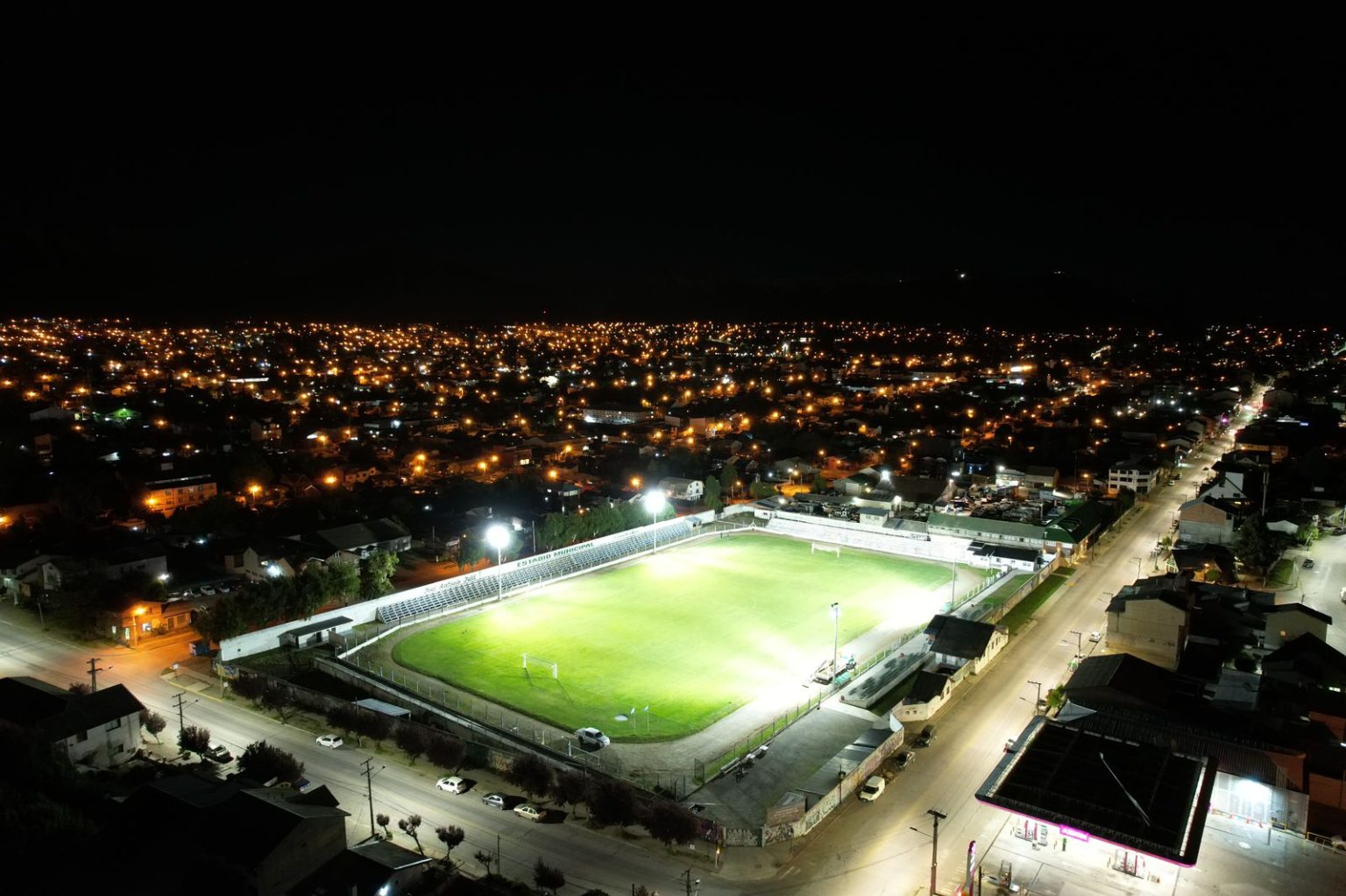 Bariloche: Sueño cumplido, el Estadio Municipal José Antonio Jalil ya cuenta con iluminación