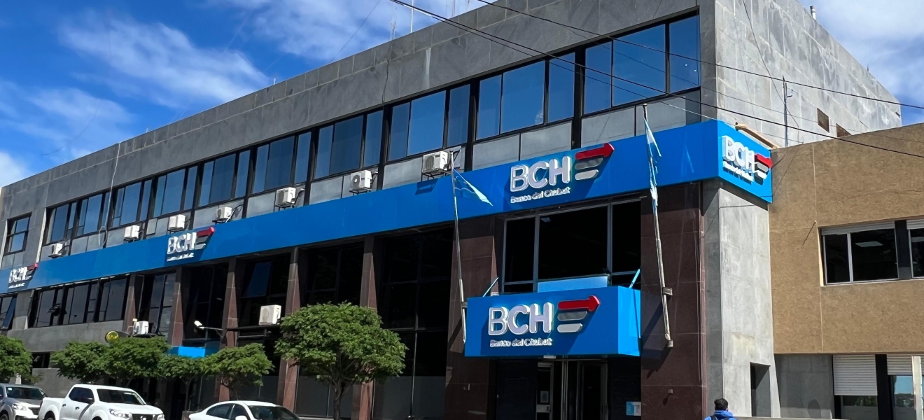 El edificio histórico de Banco del Chubut actualiza su fachada con la nueva imagen corporativa