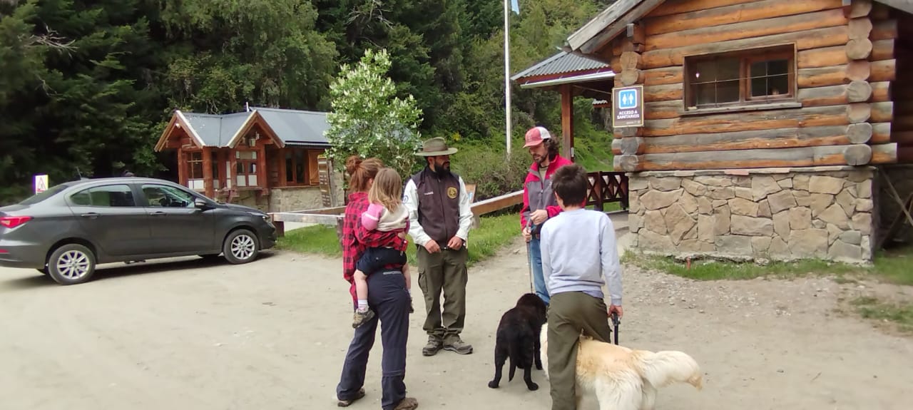 Vacunación antirrábica y desparasitación en la zona sur del Parque Nacional Nahuel Huapi