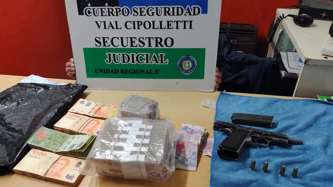 Río Negro: Dos detenidos con un arma de fuego y medio millón de pesos