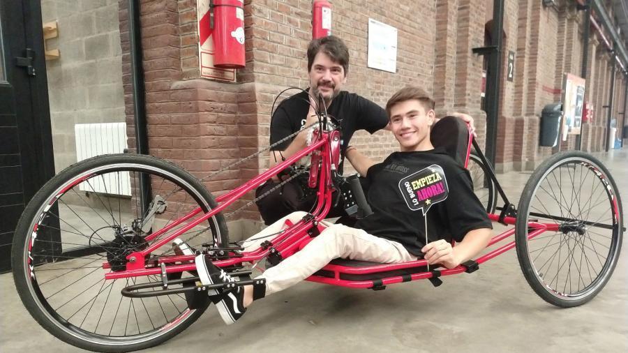 Desarrolló una handbike y se la regaló a un deportista de tenis adaptado