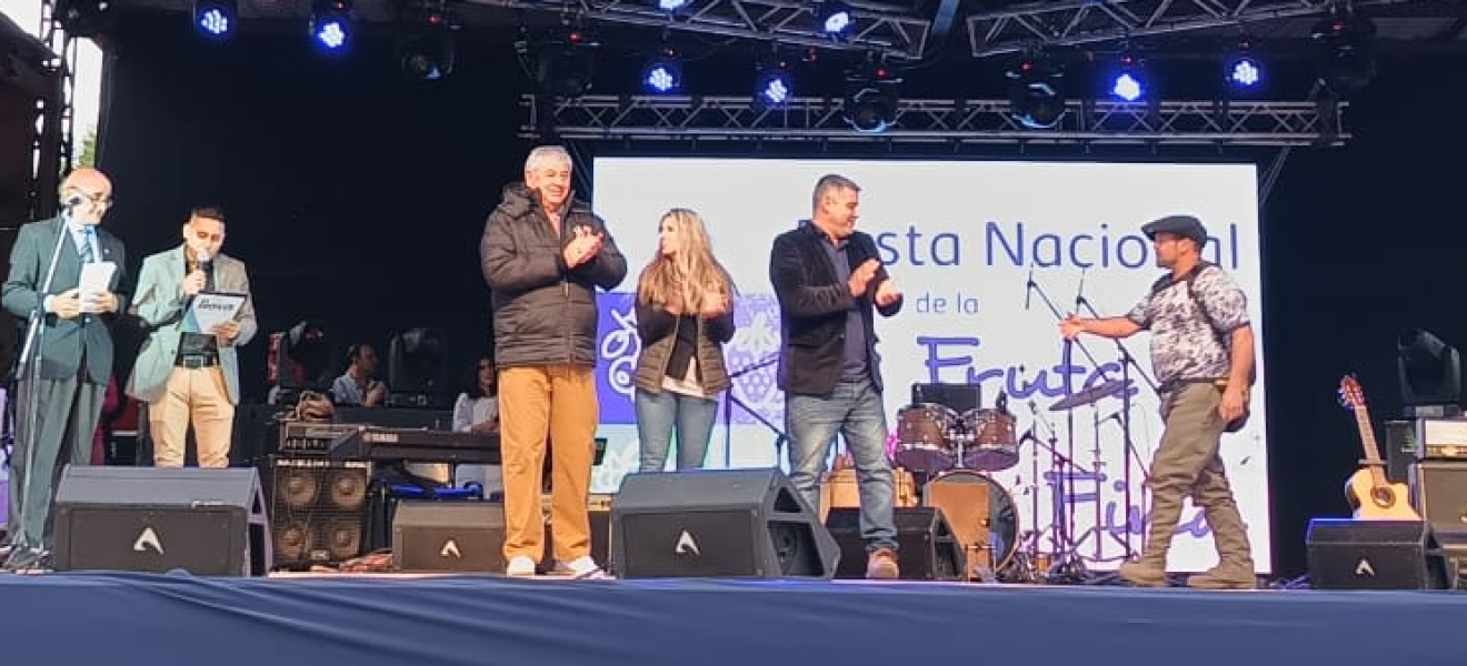 El Intendente de Bariloche participó de la Fiesta de la Fruta Fina en El Hoyo (Chubut)